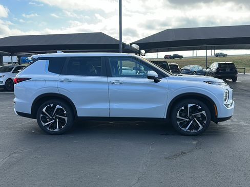Used 2024 Mitsubishi Outlander SE image 9
