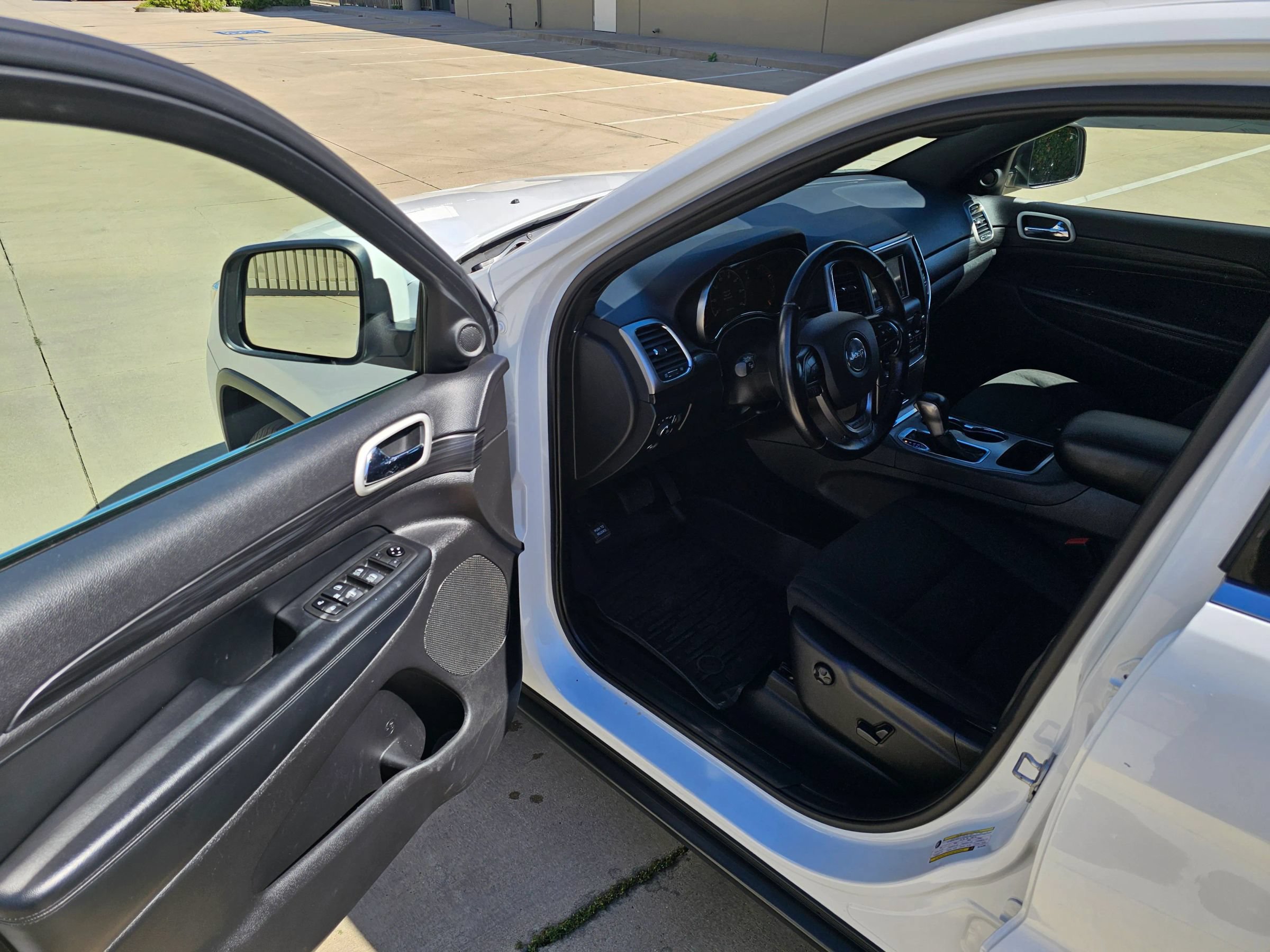 Used 2021 Jeep Grand Cherokee Laredo AWD/4WD image 9