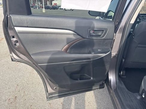 Used 2019 Toyota Highlander LE image 18