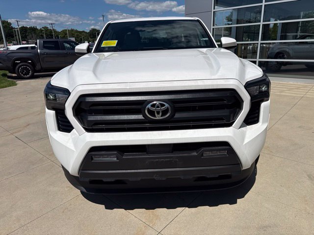 Used 2025 Toyota Tacoma SR5 AWD/4WD image 2