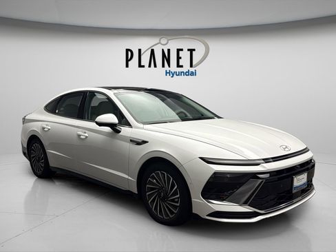 Certified 2025 Hyundai Sonata Limited FWD image 1