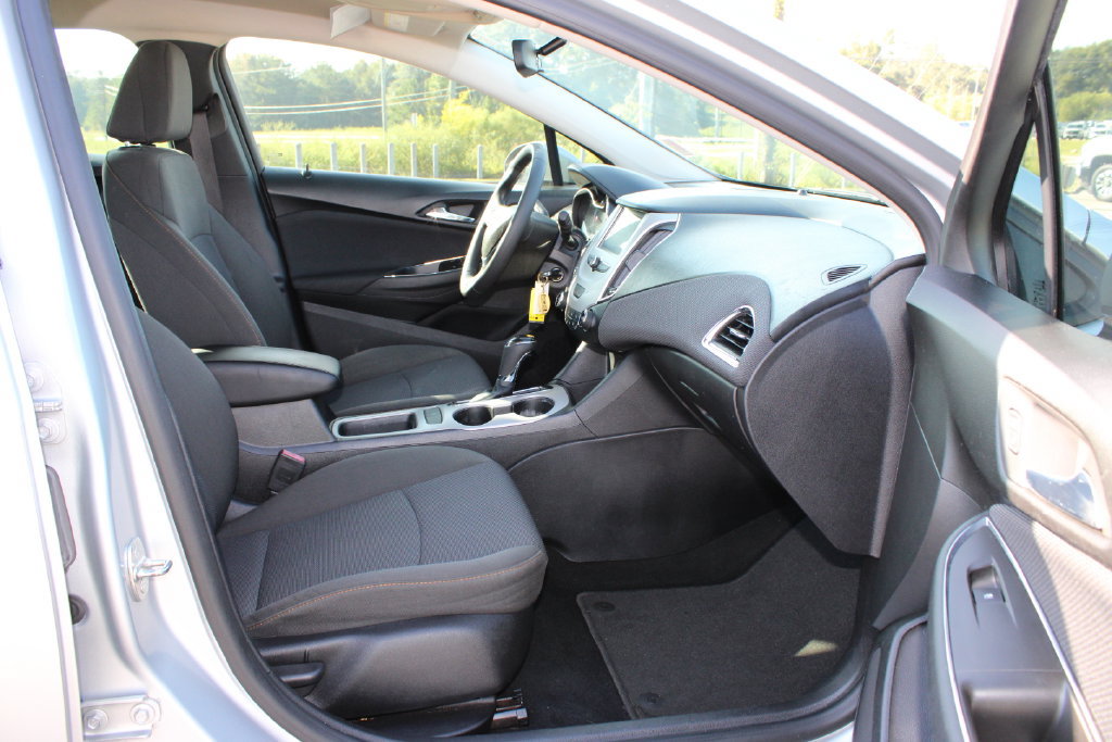 Used 2017 Chevrolet Cruze LS FWD image 9