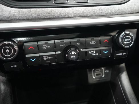 Used 2025 Jeep Compass Latitude w/ Sun & Sound Group AWD/4WD image 30