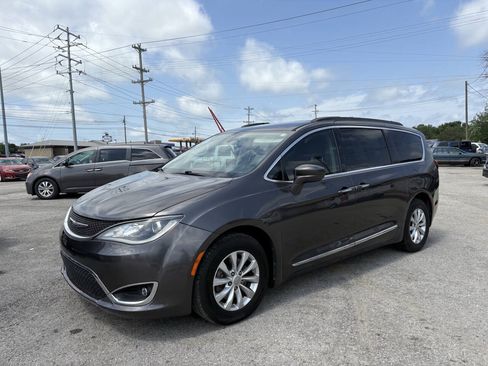 Used 2017 Chrysler Pacifica Touring-L FWD image 4
