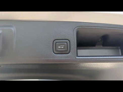 Used 2024 GMC Terrain SLT image 18