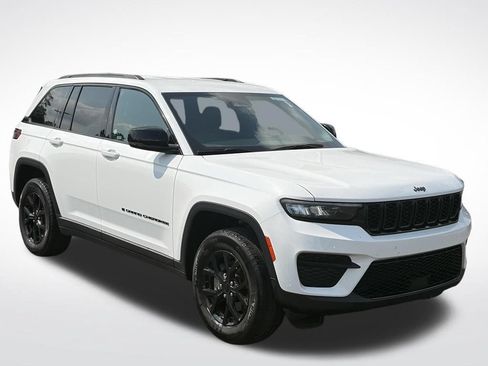 Used 2025 Jeep Grand Cherokee Altitude AWD/4WD image 2