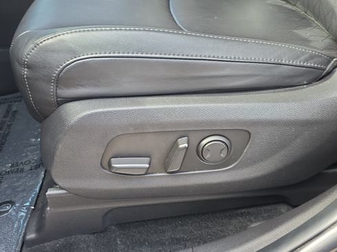 Used 2023 Kia Carnival LX FWD image 21