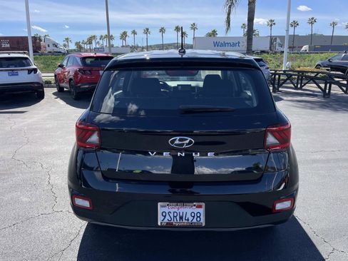 Certified 2025 Hyundai Venue SE image 5