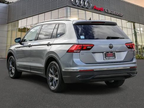 Used 2022 Volkswagen Tiguan SE w/ Panoramic Sunroof Package image 2