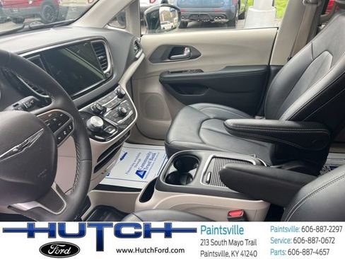 Used 2024 Chrysler Pacifica Touring-L FWD image 20