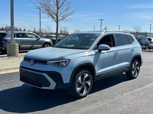 New 2026 Volkswagen Taos SE image 3