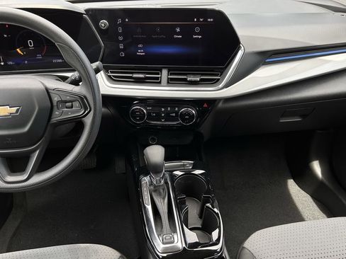 Used 2025 Chevrolet Trax LT image 18