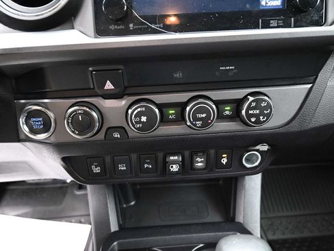 Used 2019 Toyota Tacoma TRD Off-Road w/ Technology Package AWD/4WD image 9