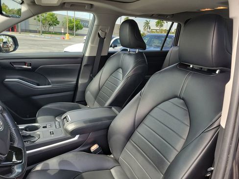 Used 2021 Toyota Highlander XLE image 26