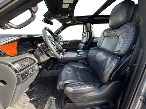 Used 2023 Lincoln Navigator Reserve image 9