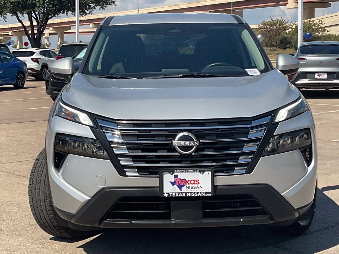 Used 2025 Nissan Rogue SV FWD image 2