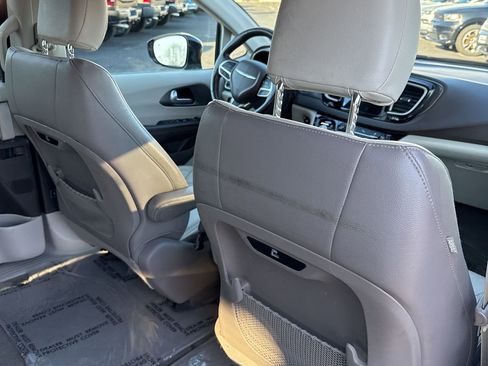 Used 2019 Chrysler Pacifica Touring-L w/ Premium Audio Group image 20