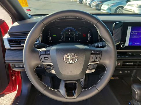 Used 2025 Toyota Camry SE image 29
