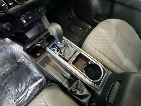 Used 2022 Toyota Tacoma SR5 RWD image 21