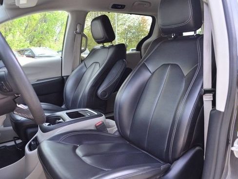 Used 2023 Chrysler Pacifica Touring-L FWD image 18