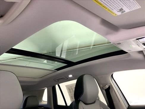 Used 2025 Volkswagen Tiguan SE w/ Panoramic Sunroof Package AWD/4WD image 22