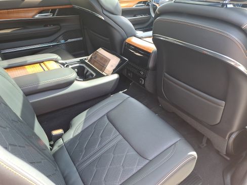 Used 2022 Jeep Grand Wagoneer Series III AWD/4WD image 11