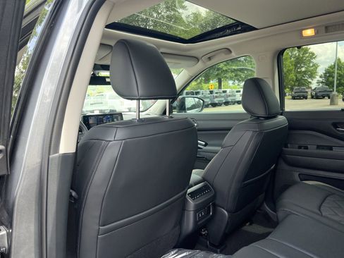 New 2026 Nissan Pathfinder Platinum w/ Accent Package AWD/4WD image 18
