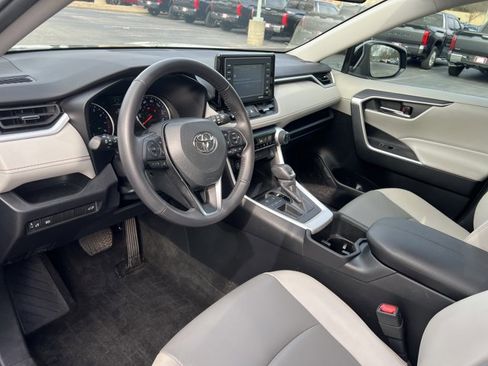 Used 2022 Toyota RAV4 XLE Premium image 9