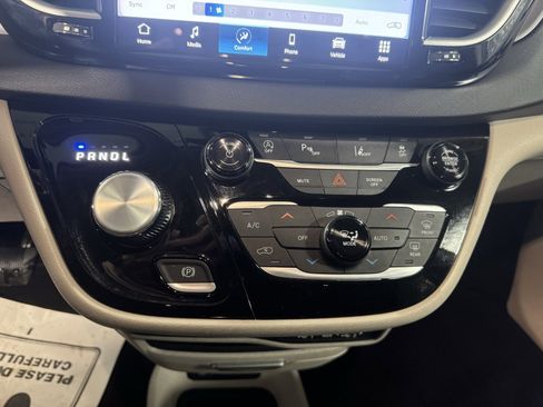 Used 2024 Chrysler Pacifica Touring-L image 29