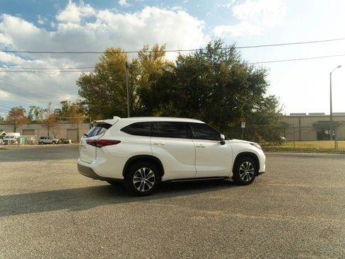 Used 2021 Toyota Highlander XLE image 9