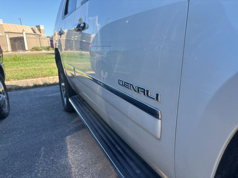 Used 2011 GMC Yukon Denali image 4