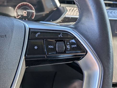 Used 2022 Audi e-tron Premium w/ Convenience Plus Package image 17