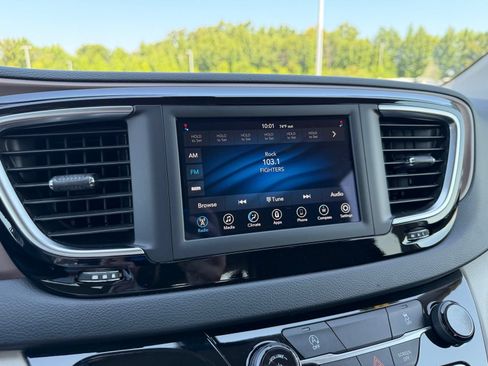 Used 2020 Chrysler Voyager Lxi FWD image 21
