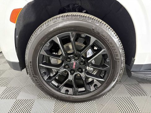 Used 2022 GMC Yukon XL SLT w/ SLT Premium Package image 9