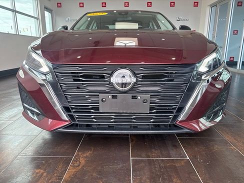 Used 2025 Nissan Altima 2.5 SV FWD image 2