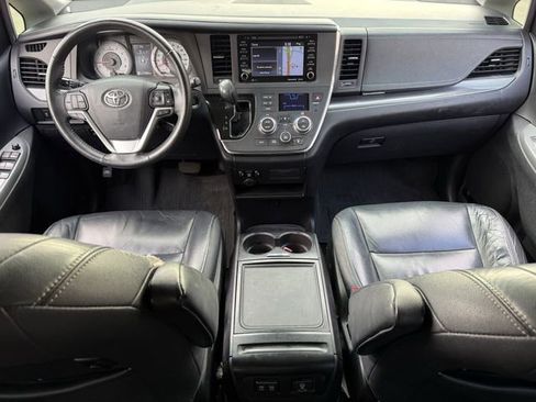 Used 2018 Toyota Sienna SE w/ SE Preferred Package FWD image 9