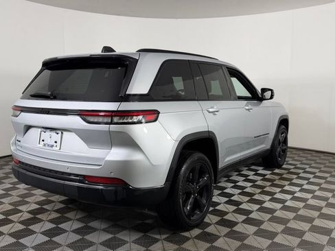 Used 2023 Jeep Grand Cherokee Altitude AWD/4WD image 9