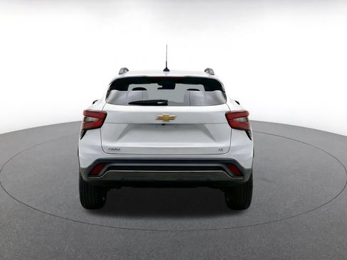 Used 2025 Chevrolet Trax LT w/ LT Convenience Package FWD image 8