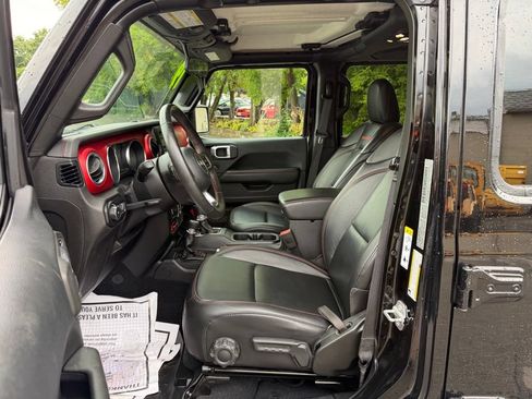 Used 2019 Jeep Wrangler Unlimited Rubicon w/ Cold Weather Group AWD/4WD image 6
