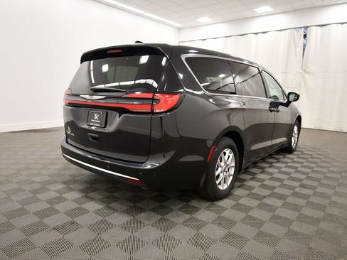 Used 2024 Chrysler Pacifica Touring-L FWD image 8