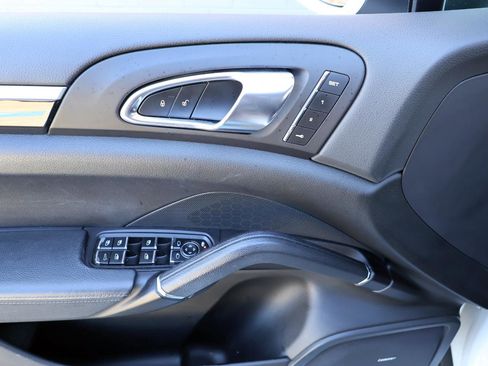 Used 2018 Porsche Cayenne Platinum Edition image 38