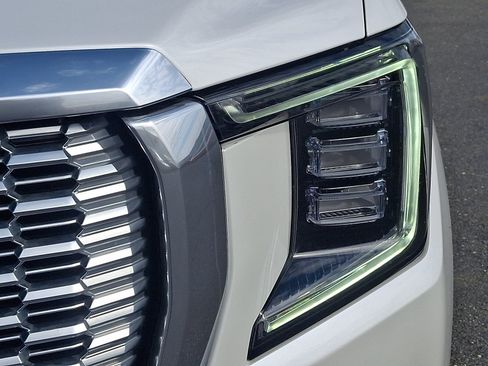 Used 2023 GMC Yukon XL Denali AWD/4WD image 9