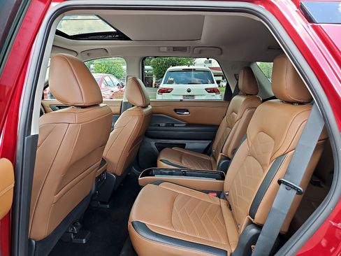 Used 2022 Nissan Pathfinder Platinum w/ Cargo Package AWD/4WD image 11