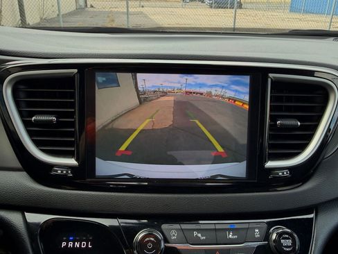 Used 2025 Chrysler Pacifica Select image 23