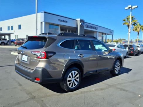 Used 2023 Subaru Outback Premium image 9