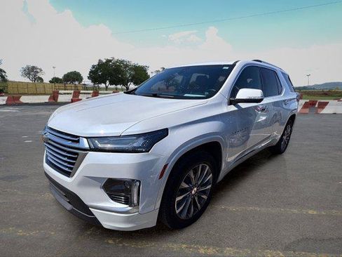 Used 2023 Chevrolet Traverse Premier FWD image 5