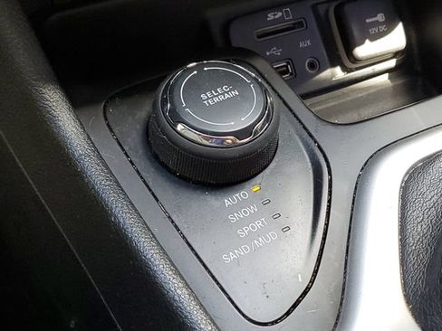 Used 2015 Jeep Cherokee Latitude AWD/4WD image 19