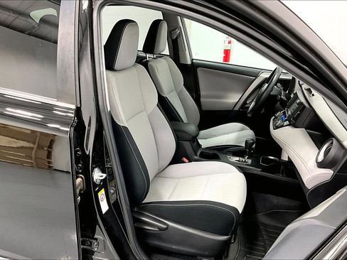 Used 2018 Toyota RAV4 XLE image 10