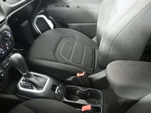 Used 2020 Jeep Renegade Latitude w/ Cold Weather Group AWD/4WD image 33