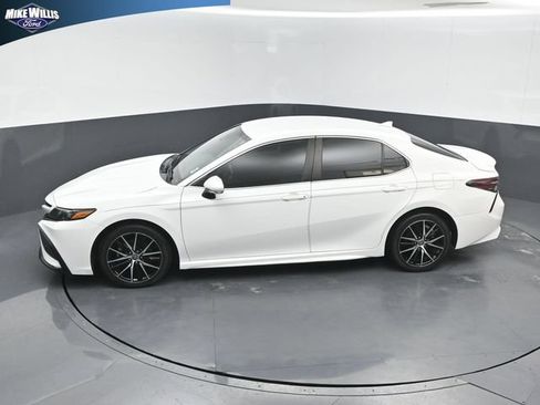 Used 2022 Toyota Camry SE FWD image 12